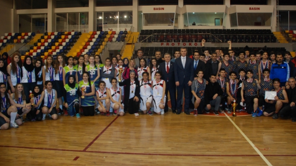 Gençler Kız ve Erkek Basketbol Turnuvaları Yapılan Final Müsabakalarıyla Sona Erdi