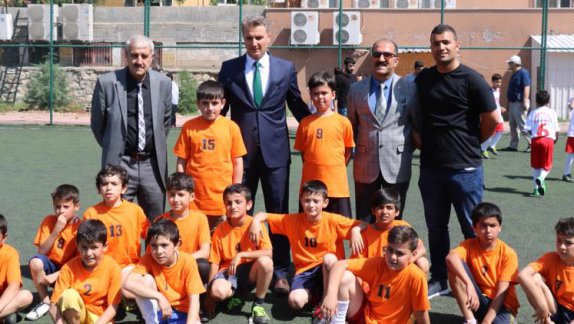 EDEB projesi kapsamında düzenlenen ilkokulları arası Kardeşlik Kupası Futbol Turnuvası büyük bir heyecanla başladı.