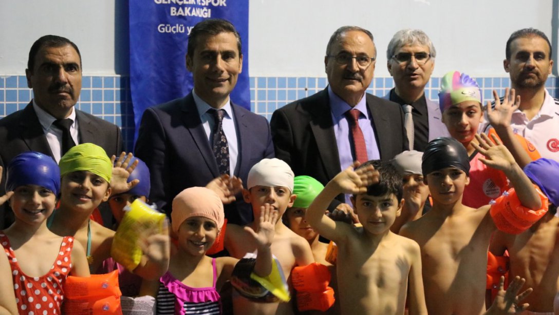 Cumhurbaşkanlığının 2nci 100 günlük icraat programı kapsamında gerçekleştirilen  ve Gençlik ve Spor Bakanlığı ile Milli Eğitim Bakanlığının ortaklaşa yürüttüğü Yüzme Bilmeyen Kalmasın projesi  Gençlik ve Spor Müdürlüğüne bağlı 100.Yıl Kapalı yüzme hav