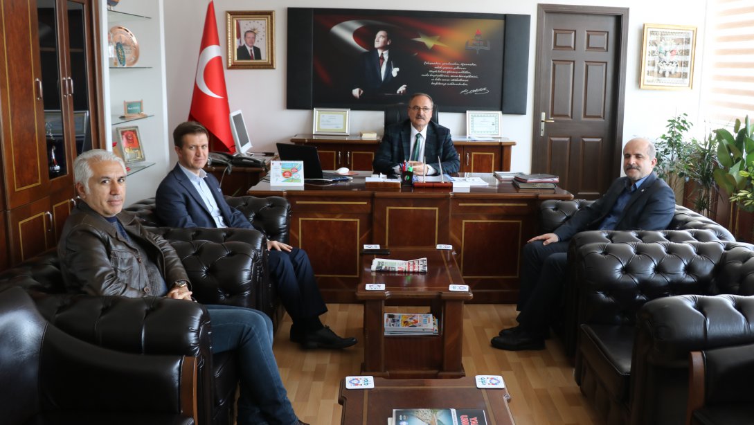Adıyaman Kızılay Şube Başkanı Mehmet Murat Bulut ve beraberindeki yönetim kurulu üyeleri, Milli Eğitim Müdürümüz Ahmet Alagöze nezaket ziyaretinde bulundu.