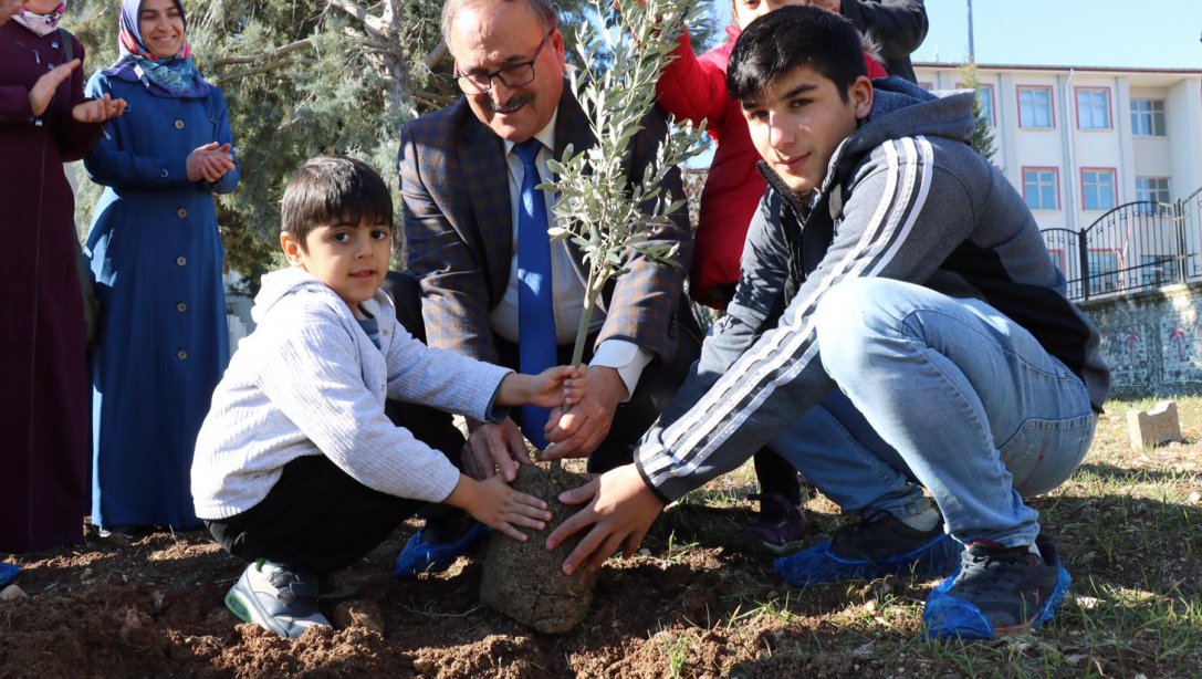 Hayrettin Karaca Anısına Tüm Türkiye'de Ağaç Dikim Töreni Yapıldı