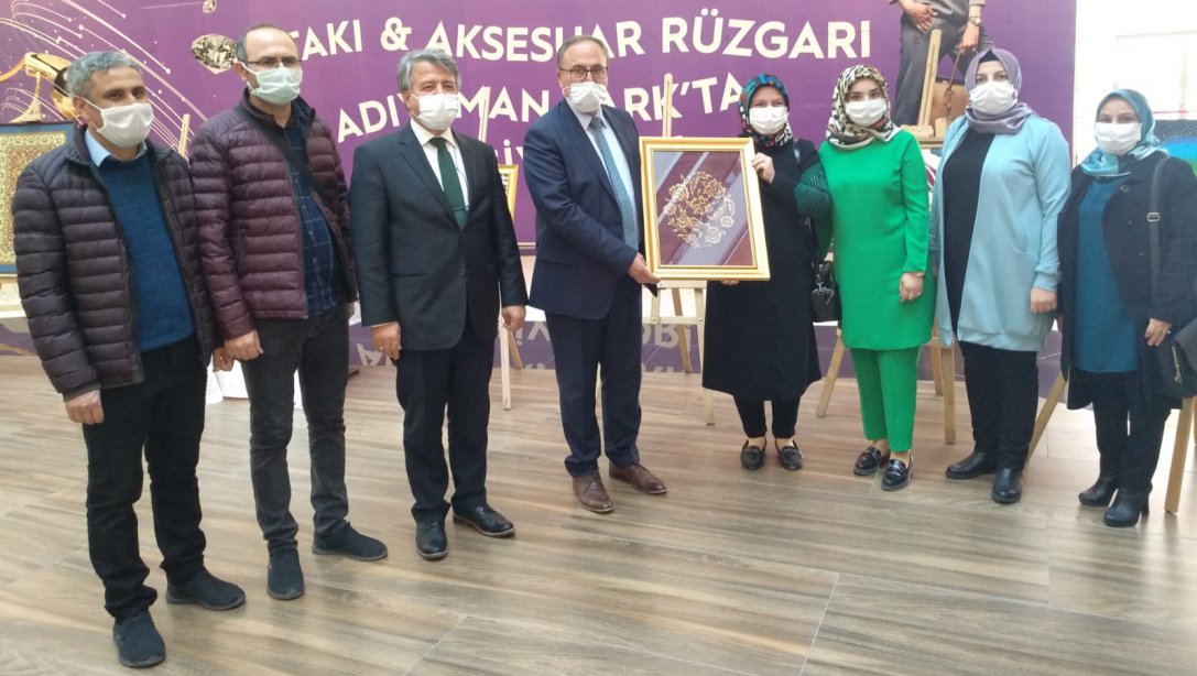 İl Milli Eğitim Müdürü Ahmet Alagöz, Dumlupınar MTAL Plastik Sanatlar Alanı 12. Sınıf Öğrencilerinin hazırladığı serginin açılışını yaptı.