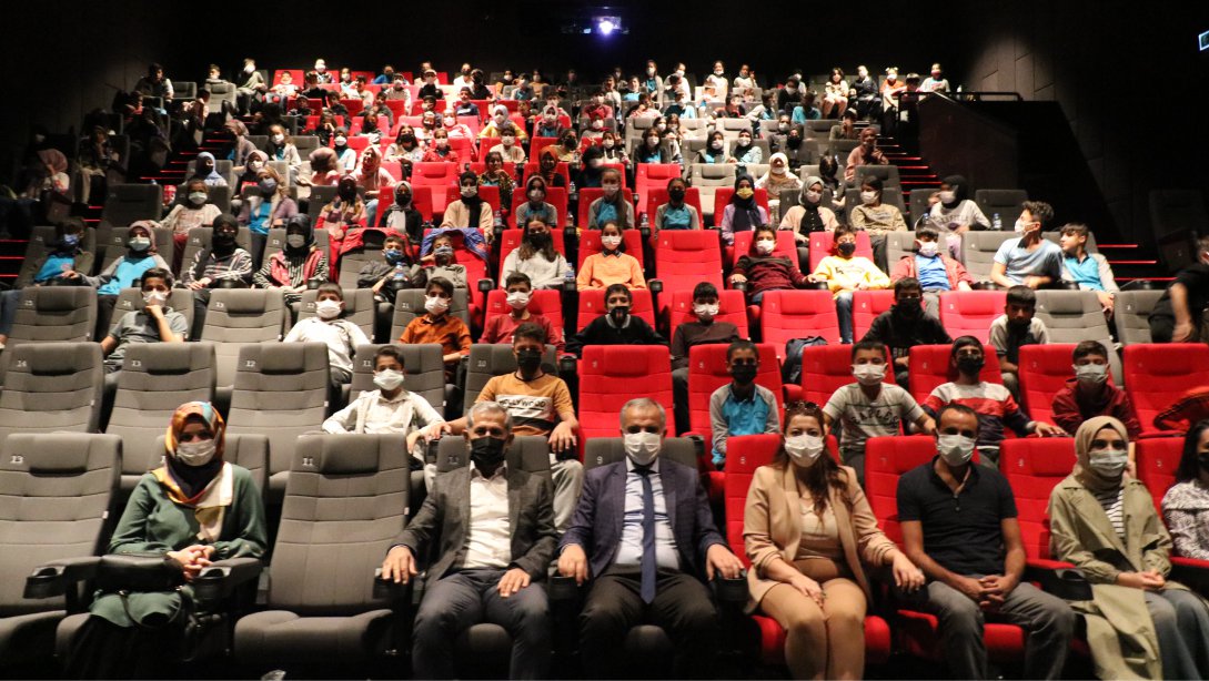 Adıyaman'da öğrenciler 'Akif' filmini izledi.
