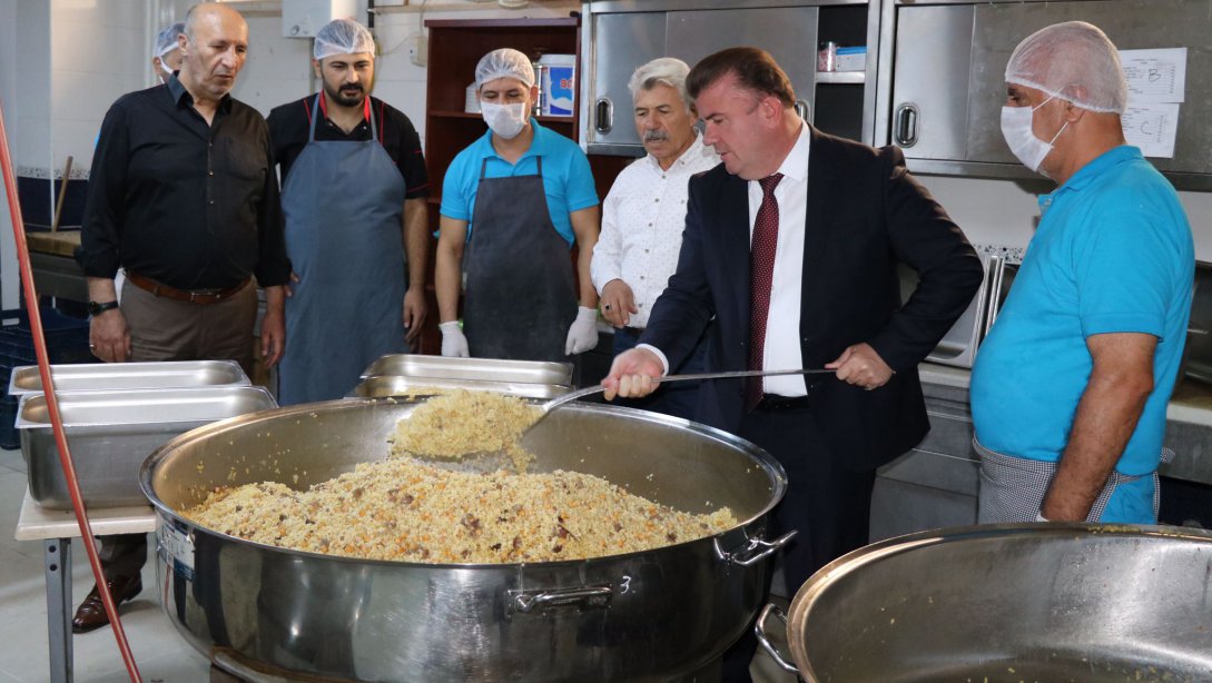 İl Milli Eğitim Müdürümüz Sayın Ramazan Aşcı, öğrenci yemeklerinin hazırlandığı mutfağı ziyaret ederek incelemelerde bulundu.