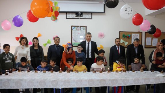 İl Milli Eğitim Müdürü Mete Kızılkaya, Malazgirt Özel Eğitim Merkezinde Minik Çocuklarla Bir Araya Gelerek Doğum Günü Kutlamasına Katıldı