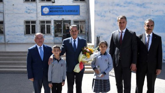 Adıyaman Valisi Nurullah Naci Kalkancı, düzenli olarak gerçekleştirdiği okul ziyaretleri kapsamında, İl Milli Eğitim Müdürü Mete Kızılkaya ile birlikte Mehmetçik İlkokulunu ziyaret etti. Vali Nurullah Naci Kalkancıyı, okula girişinde öğrenciler çiçeklerl