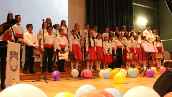 Suriyeli çocuklar Türkçe şarkılar seslendirdi