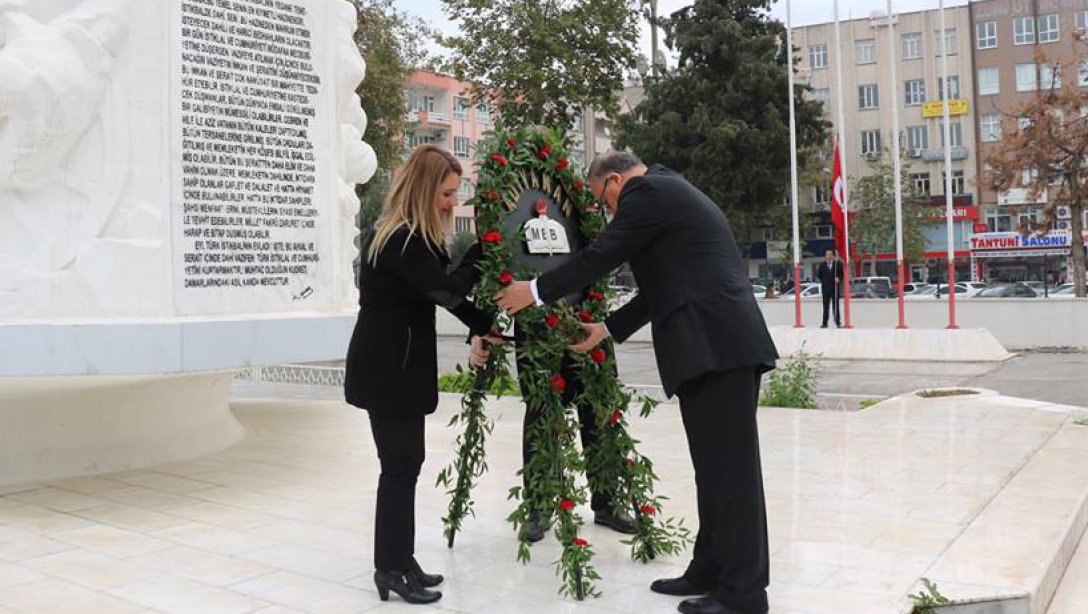‪24 Kasım Öğretmenler Günü Etkinliği kapsamında, Millî Eğitim Müdürü Ahmet Alagöz valilik önündeki Atatürk büstüne çelenk koydu.