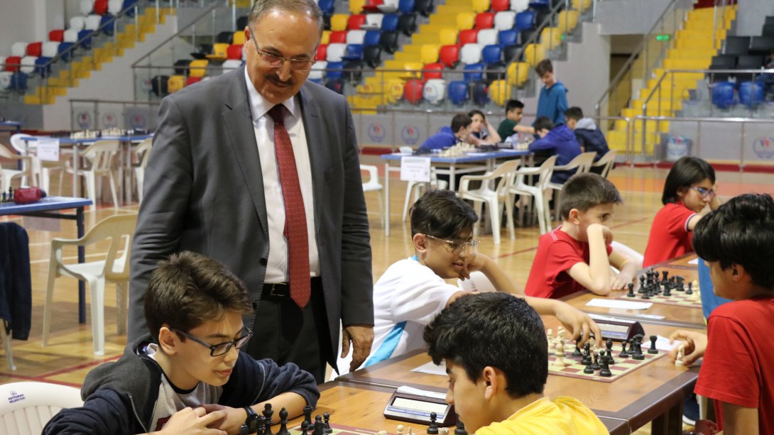 İl Milli Eğitim Müdürümüz Sayın Ahmet Alagöz, ilimizde ilk kez gerçekleşen Okul Sporları Satranç Bölge Yarışmasının açılış törenine katıldı.