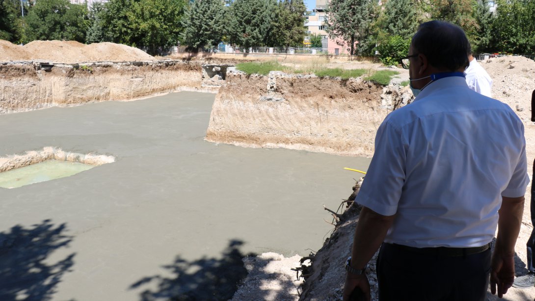 İl Milli Eğitim Müdürü Ahmet Alagöz, yapımı devam eden yeni Halk Eğitim Merkezi binasında incelemelerde bulunarak inşaat sürecini yerinde takip etti.