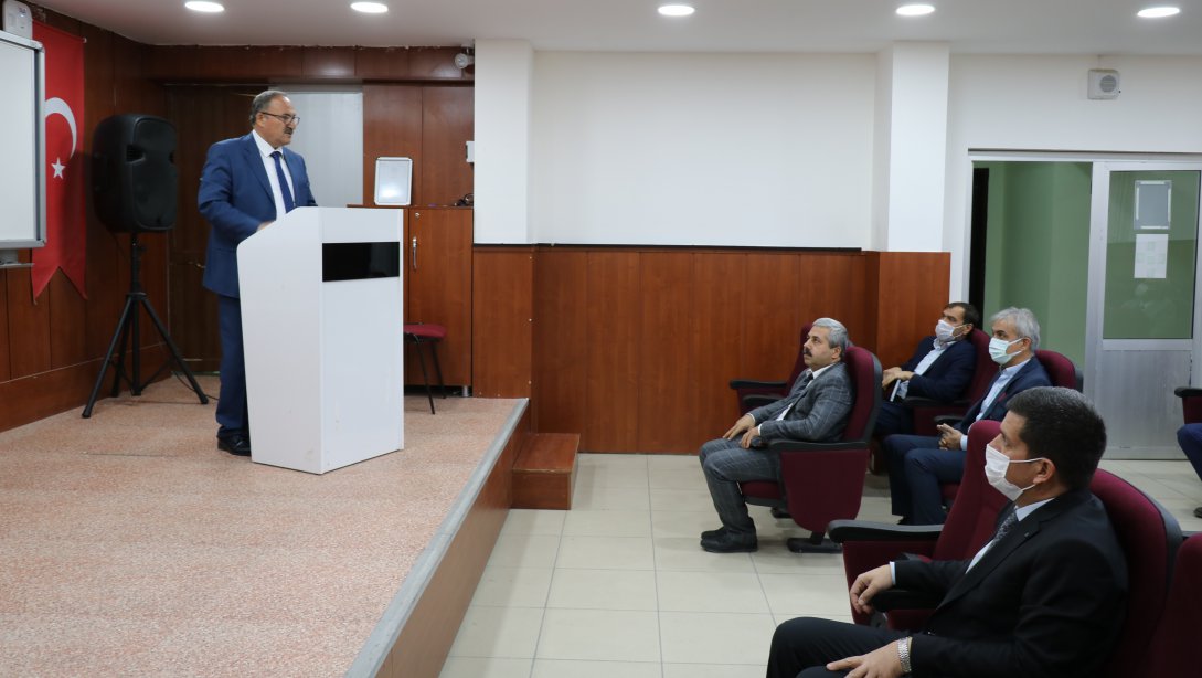 İl Milli Eğitim Müdürümüz Ahmet Alagöz okul müdürleriyle ara dönemi değerlendirdi.