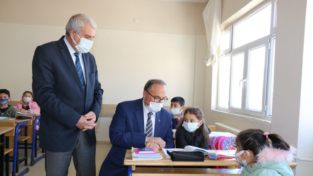 Milli Eğitim Müdürü Ahmet Alagöz yüz yüze eğitim incelemeleri kapsamında Çelikhan İlçesindeydi