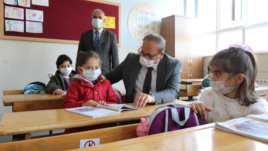 İl Milli Eğitim Müdürü Ahmet Alagöz, yüz yüze eğitime başlayan öğretmen ve öğrencileri ziyaret etti.