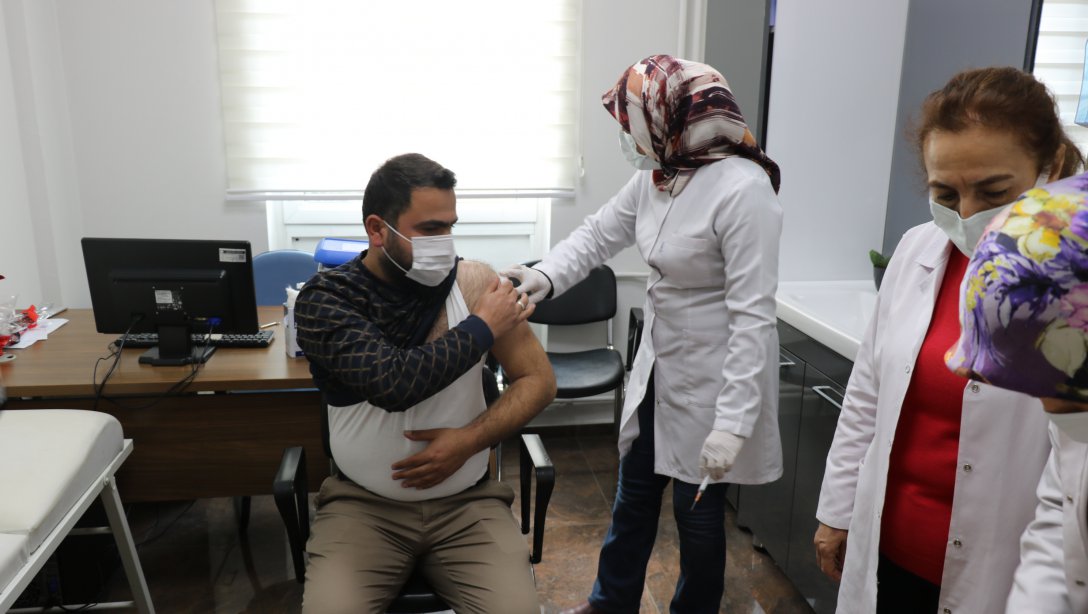 Adıyaman'da koronavirüs salgınıyla mücadele kapsamında köy öğretmenlerine aşı yapılmaya devam ediliyor.