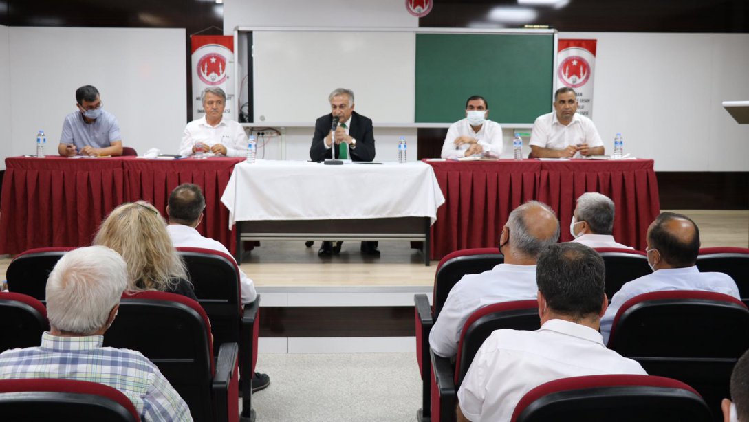 Milli Eğitim Müdürü Hakan Gönen, ortaöğretim kurumları okul müdürleriyle değerlendirme ve istişare toplantısı yaptı.