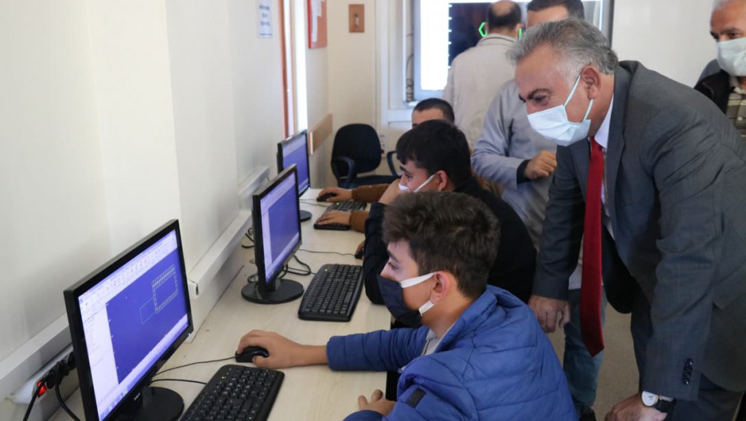 Milli Eğitim Müdürümüz Sayın Hakan Gönen, Mimar Sinan Mesleki ve Teknik Anadolu Lisesi'ni ziyaret ederek incelemelerde bulundu.