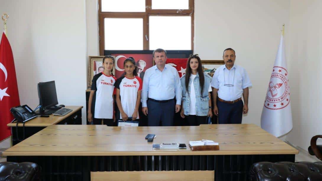 İl Milli Eğitim Müdürümüz Sayın Ramazan Aşcı, Halk Eğitim Merkezinin başarılı öğrencilerini kabul etti