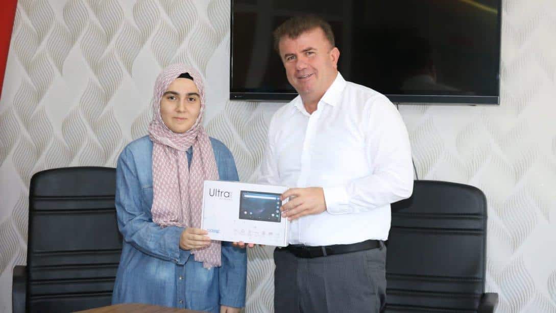 İl Milli Eğitim Müdürümüz Sayın Ramazan Aşcı, Yükseköğretim Kurumu Sınavında Türkiye 690'ıncısı olan Atike Rüveyda Şimşek'i ziyaret etti