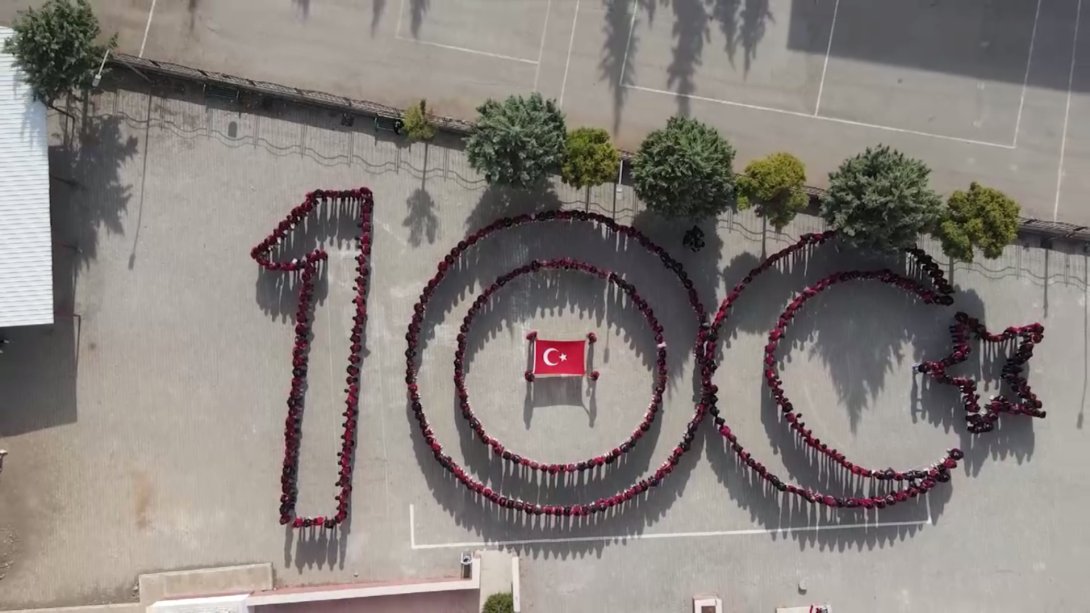 Cumhuriyetimizin 100. Yılı etkinlikleri kapsamında ilimiz Borsa İstanbul Anadolu Lisesi öğrencileri tarafından 100. yıl koreografisi gerçekleştirildi.