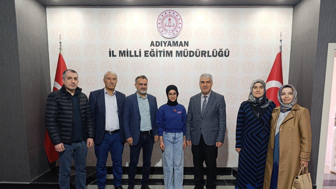 İl Millî Eğitim Müdür Vekilimiz Sayın Kazım ÇOBAN, 2024 LGS Sınavında Tüm Soruları Doğru Yanıtlayarak 500 Tam Puan Alıp Türkiye Birincisi Olan TOBB Anadolu İmam Hatip Proje Ortaokulu Öğrencimiz Zeynep Rana Ağır'ı Kabul Etti